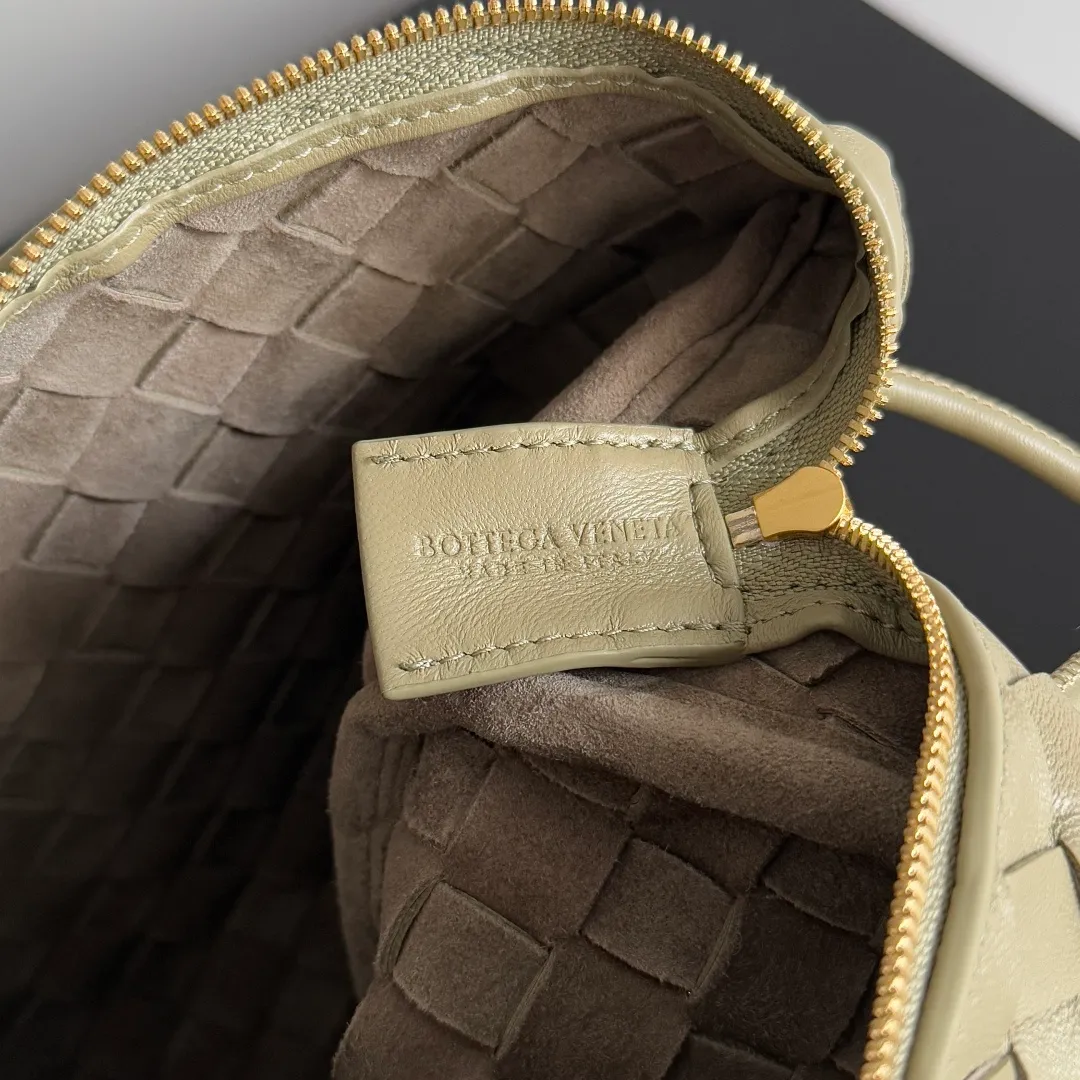 Batch 1260 𝗕𝗼𝘁𝘁𝗲𝗴𝗮 𝗩𝗲𝗻𝗲𝘁𝗮———— The latest version of the loop camera bag💥 at BV’s King of Cost-Effectiveness counter, large woven texture➕As always, ultra-high-quality lambskin, with zippers and adjustable drawstrings, it is especially suitable for the belly💫It can hold anything, and it is very light in weight, suitable for🈴️girls of all ages, size: 22*15*8cm, style number: 680255